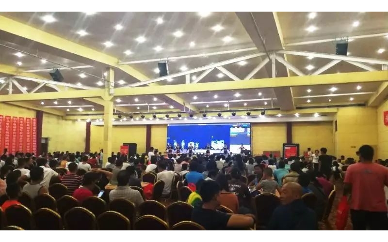 鄭州客戶答謝會(huì)太火爆!近1000人參會(huì)！半個(gè)小時(shí)訂貨突破1萬(wàn)組！